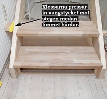 Bygga trappa: Lägg nästa steg på plats med lim på kortändarna Bygga trappa: Lägg nästa steg på plats med lim på kortändarna